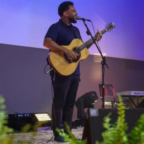 Celebração pelos 64 anos de Osasco reuniu fiéis em momento de fé, louvor e reflexão, com participação do cantor Eli Soares. 🙏🎶 Imagens: Justino Alencar