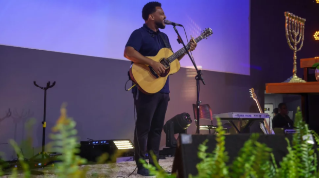 Celebração pelos 64 anos de Osasco reuniu fiéis em momento de fé, louvor e reflexão, com participação do cantor Eli Soares. 🙏🎶 Imagens: Justino Alencar