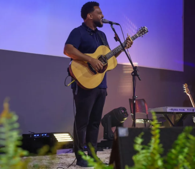 Celebração pelos 64 anos de Osasco reuniu fiéis em momento de fé, louvor e reflexão, com participação do cantor Eli Soares. 🙏🎶 Imagens: Justino Alencar