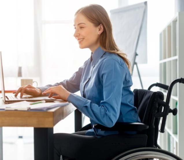 Atendimento do Polo de Empregabilidade Inclusiva em Cotia oferece orientação e oportunidades de trabalho para pessoas com deficiência. Foto: Divulgação