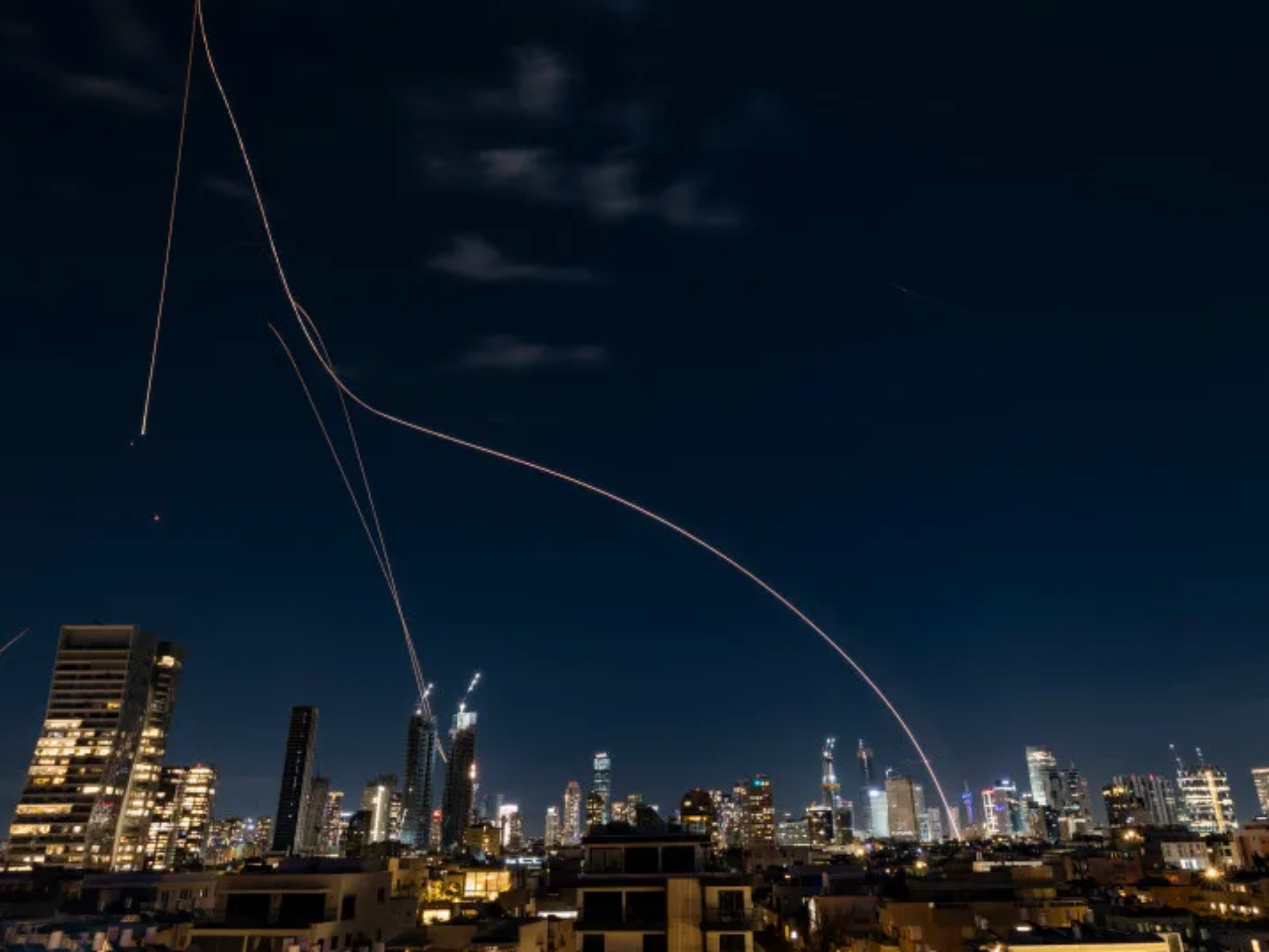 Baterias anti-mísseis disparam mísseis de interceptação em direção a mísseis balísticos recebidos lançados do Irã, como visto sobre Tel Aviv durante a guerra com o Irã e o fogo de mísseis em andamento em direção a Israel, 1 de março de 2026. (crédito: CHAIM GOLDBERG/FLASH90)