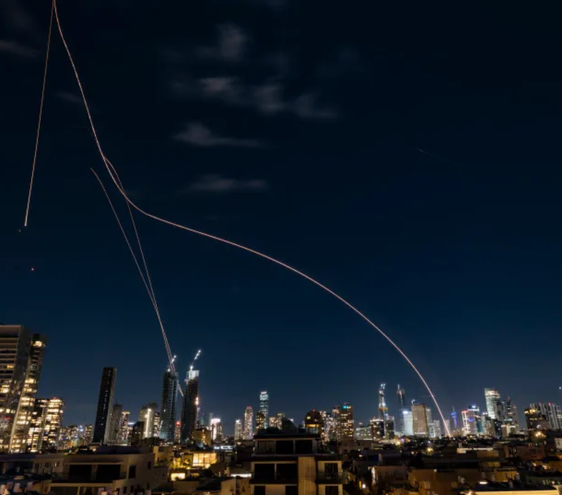 Baterias anti-mísseis disparam mísseis de interceptação em direção a mísseis balísticos recebidos lançados do Irã, como visto sobre Tel Aviv durante a guerra com o Irã e o fogo de mísseis em andamento em direção a Israel, 1 de março de 2026. (crédito: CHAIM GOLDBERG/FLASH90)