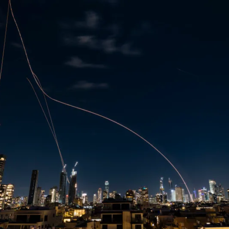 Baterias anti-mísseis disparam mísseis de interceptação em direção a mísseis balísticos recebidos lançados do Irã, como visto sobre Tel Aviv durante a guerra com o Irã e o fogo de mísseis em andamento em direção a Israel, 1 de março de 2026. (crédito: CHAIM GOLDBERG/FLASH90)