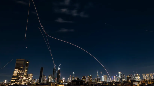 Baterias anti-mísseis disparam mísseis de interceptação em direção a mísseis balísticos recebidos lançados do Irã, como visto sobre Tel Aviv durante a guerra com o Irã e o fogo de mísseis em andamento em direção a Israel, 1 de março de 2026. (crédito: CHAIM GOLDBERG/FLASH90)