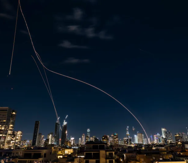 Baterias anti-mísseis disparam mísseis de interceptação em direção a mísseis balísticos recebidos lançados do Irã, como visto sobre Tel Aviv durante a guerra com o Irã e o fogo de mísseis em andamento em direção a Israel, 1 de março de 2026. (crédito: CHAIM GOLDBERG/FLASH90)