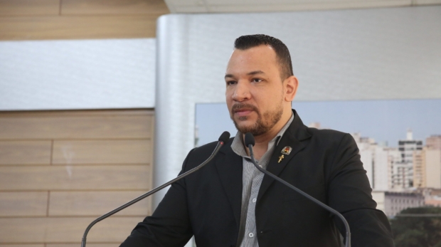 O vereador Dylan Dantas solicita esclarecimentos sobre possível despejo de esgoto no Rio Sorocaba, após denúncias envolvendo residências do Parque São Bento. Foto: Câmara de Sorocaba