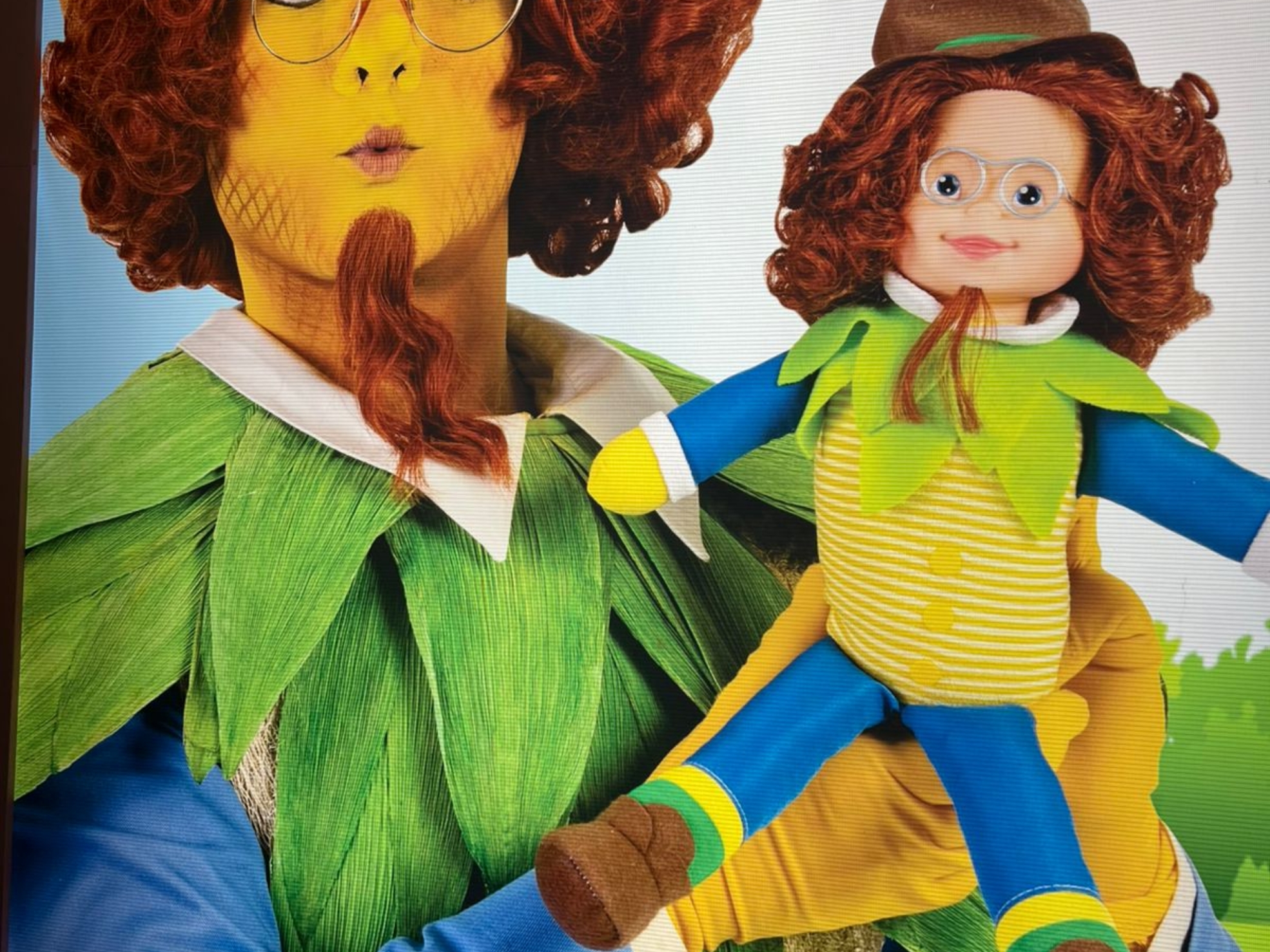 Personagens com óculos se destacam na ABRIN e reforçam a importância da saúde visual infantil. Foto: Divulgação