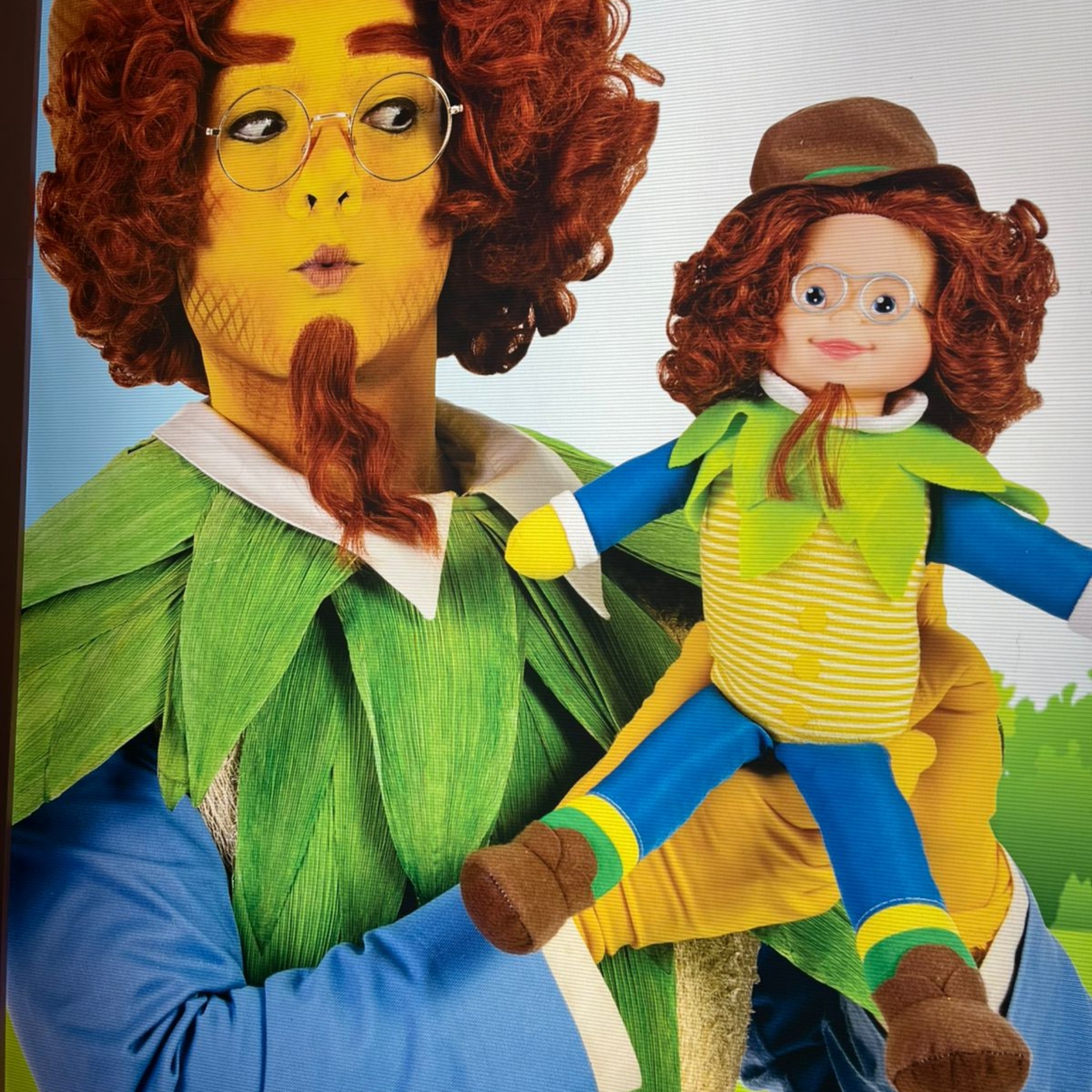 Personagens com óculos se destacam na ABRIN e reforçam a importância da saúde visual infantil. Foto: Divulgação