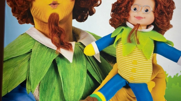 Personagens com óculos se destacam na ABRIN e reforçam a importância da saúde visual infantil. Foto: Divulgação