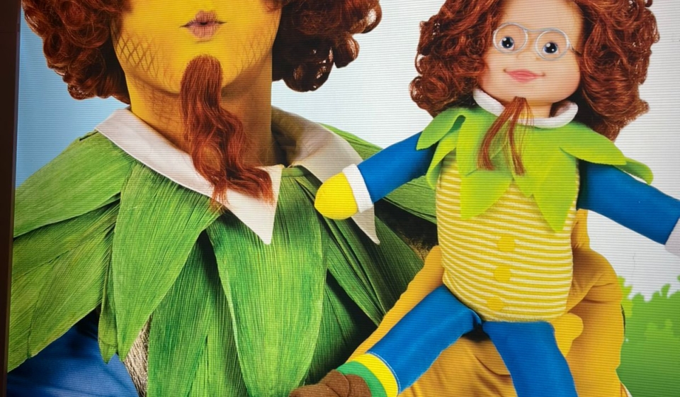 Personagens com óculos se destacam na ABRIN e reforçam a importância da saúde visual infantil. Foto: Divulgação