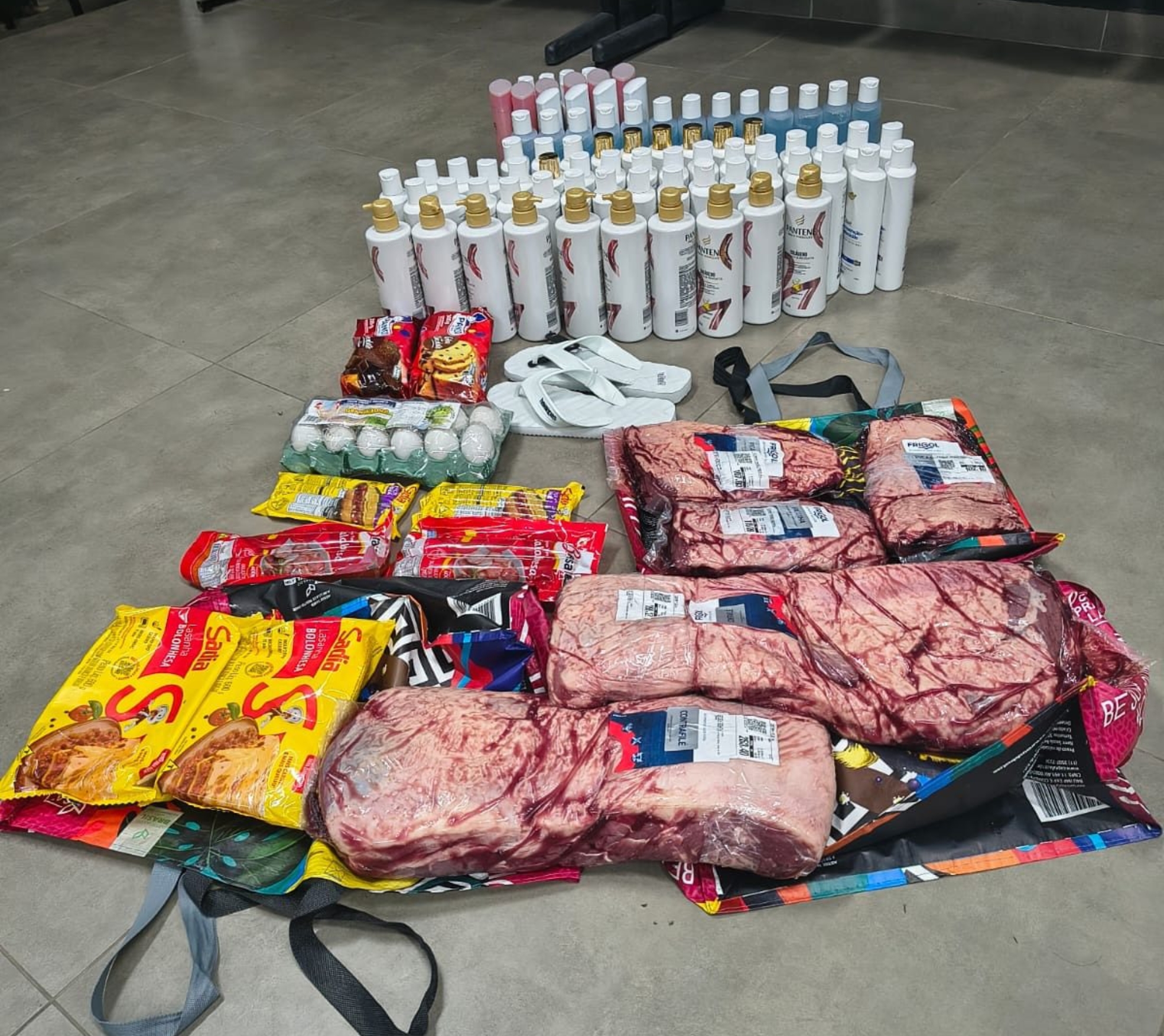 Guarda Civil Municipal de São Roque prende suspeitas de furto em supermercado e captura homem com mandado de prisão em aberto.  Foto: Prefeitura De São Roque 🚔