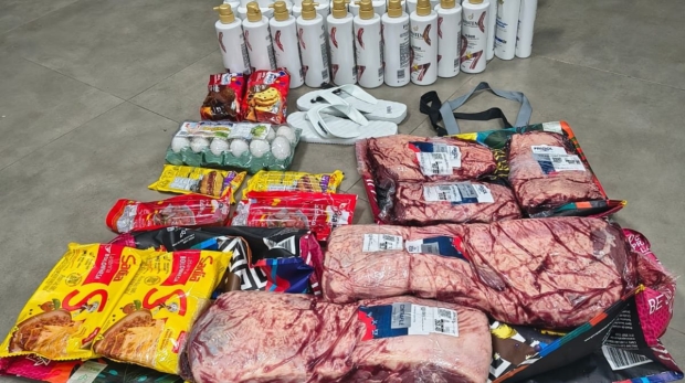 Guarda Civil Municipal de São Roque prende suspeitas de furto em supermercado e captura homem com mandado de prisão em aberto.  Foto: Prefeitura De São Roque 🚔