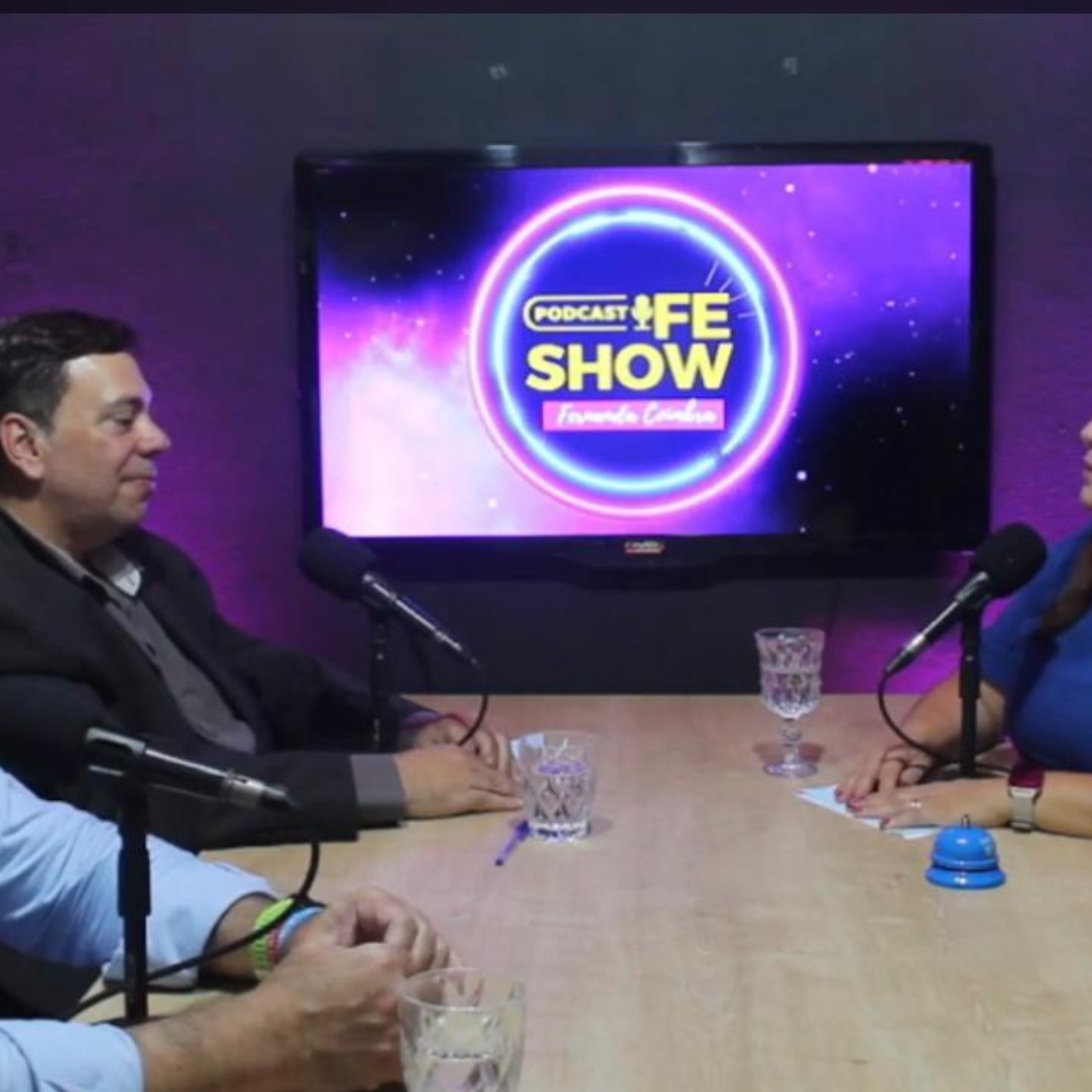 Especialistas discutem diagnóstico, tratamento e direitos das pessoas com autismo em episódio do Podcast FeShow. Informação e acolhimento para famílias atípicas.