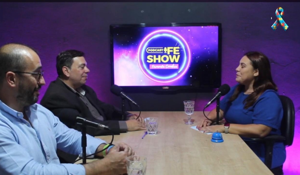 Especialistas discutem diagnóstico, tratamento e direitos das pessoas com autismo em episódio do Podcast FeShow. Informação e acolhimento para famílias atípicas.