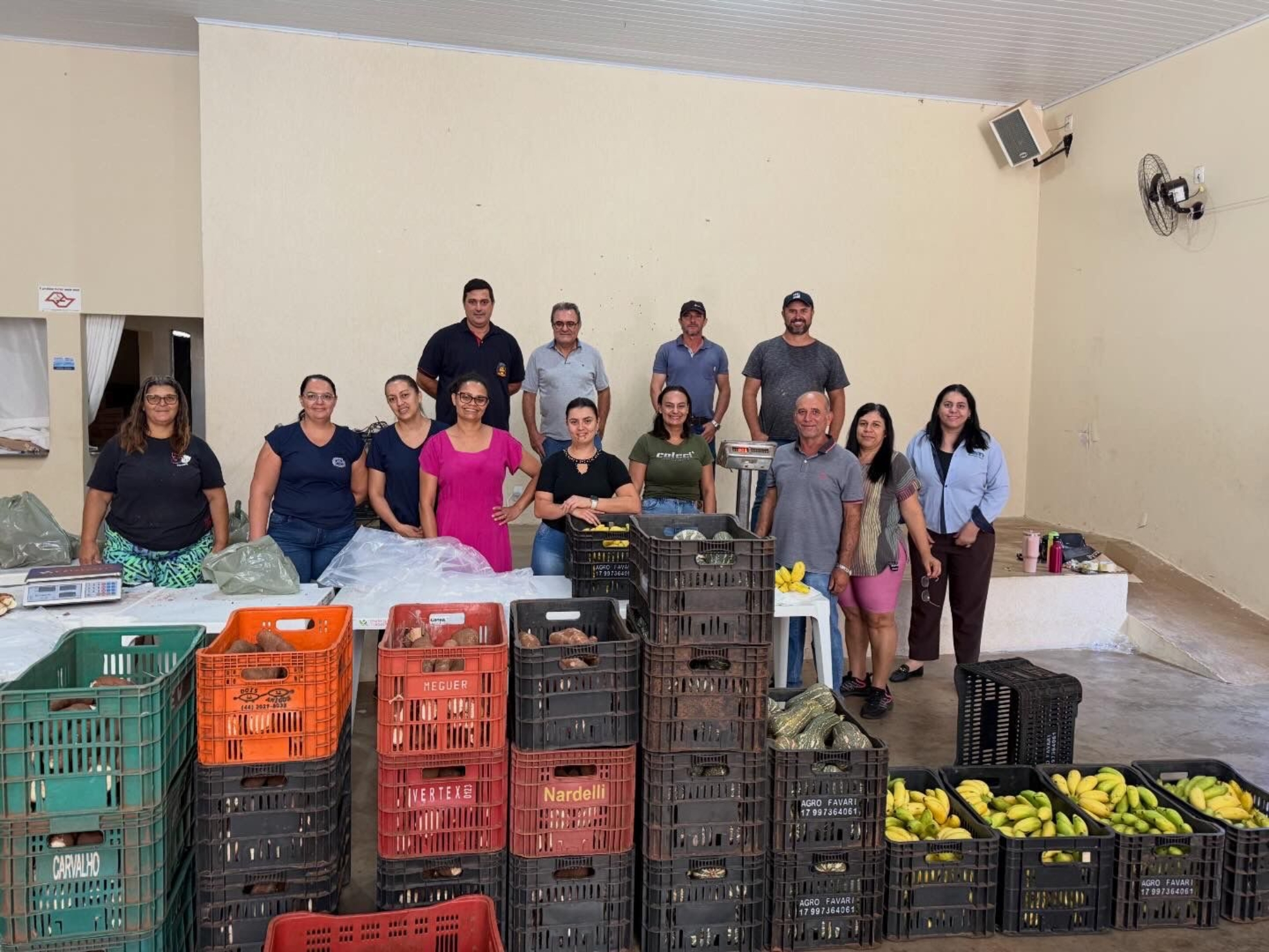 Equipe do CRAS de Nova Canaã Paulista participa da organização e distribuição das cestas do Programa de Aquisição de Alimentos, ação que garante alimentos frescos a famílias em situação de vulnerabilidade social no município. Foto: CATI