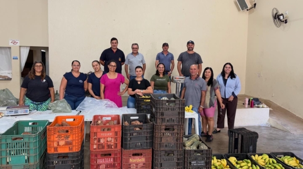 Equipe do CRAS de Nova Canaã Paulista participa da organização e distribuição das cestas do Programa de Aquisição de Alimentos, ação que garante alimentos frescos a famílias em situação de vulnerabilidade social no município. Foto: CATI