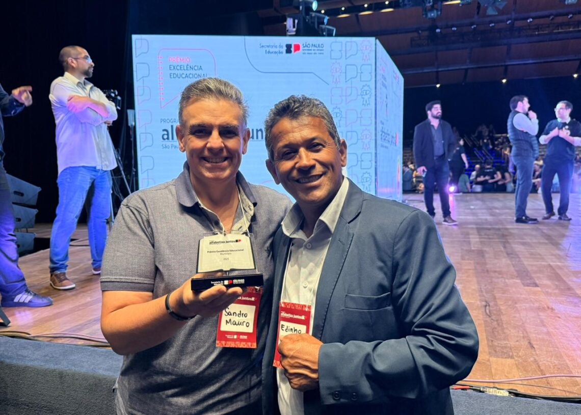 Equipe da educação de Mairinque celebra conquista do Troféu de Excelência Educacional, reconhecimento pelos avanços na alfabetização. Foto: Prefeitura De Mairinque 📚🏆