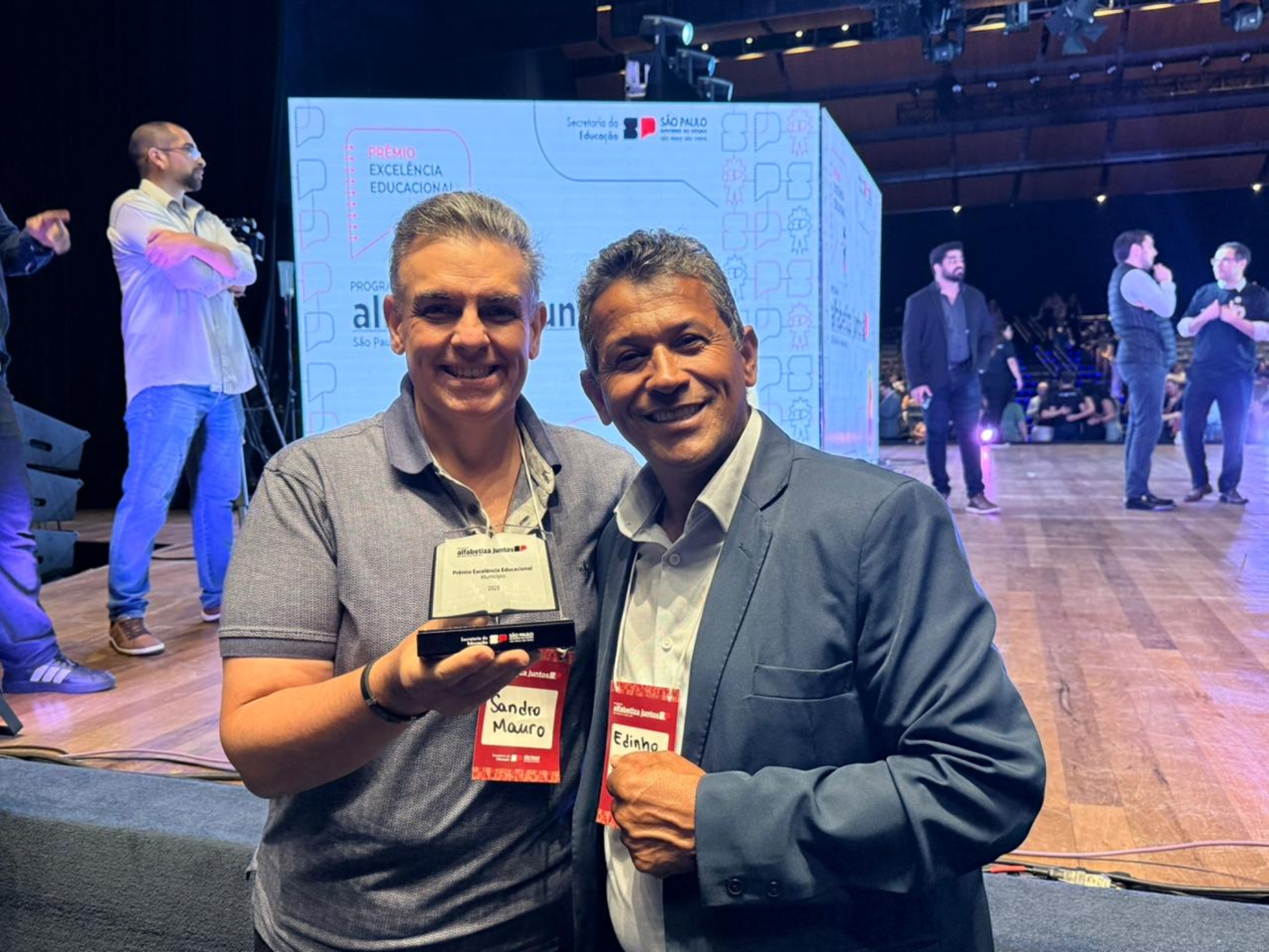 Equipe da educação de Mairinque celebra conquista do Troféu de Excelência Educacional, reconhecimento pelos avanços na alfabetização. Foto: Prefeitura De Mairinque 📚🏆