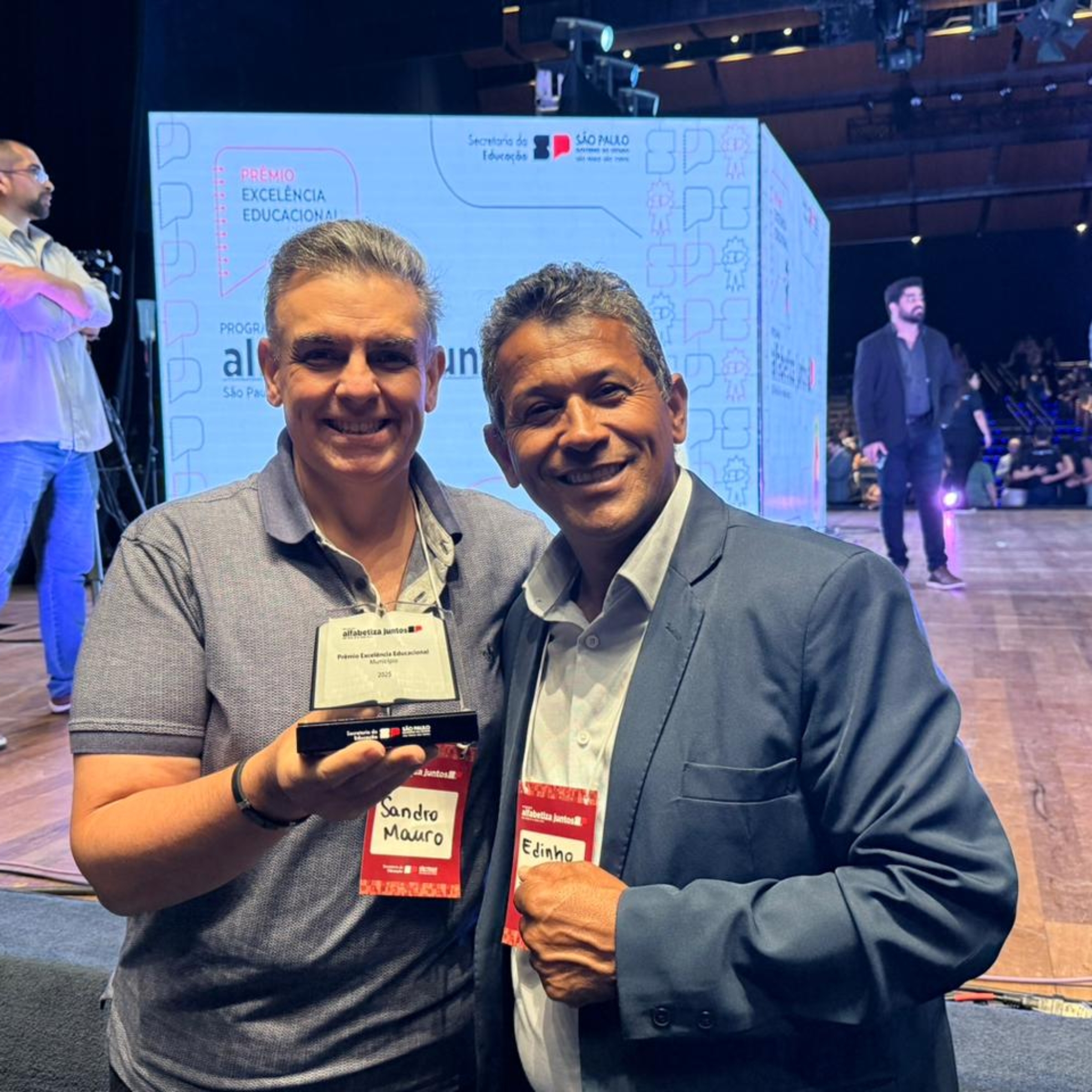 Equipe da educação de Mairinque celebra conquista do Troféu de Excelência Educacional, reconhecimento pelos avanços na alfabetização. Foto: Prefeitura De Mairinque 📚🏆
