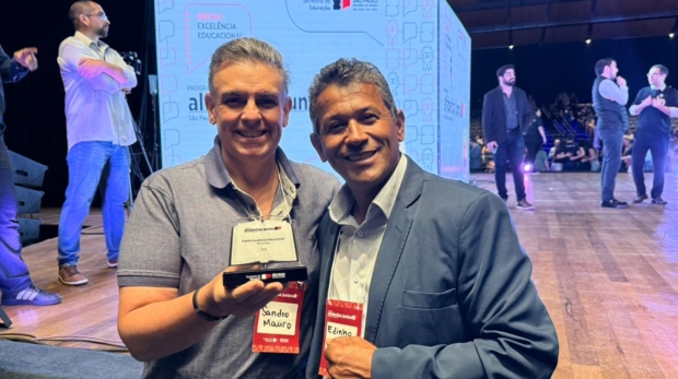 Equipe da educação de Mairinque celebra conquista do Troféu de Excelência Educacional, reconhecimento pelos avanços na alfabetização. Foto: Prefeitura De Mairinque 📚🏆
