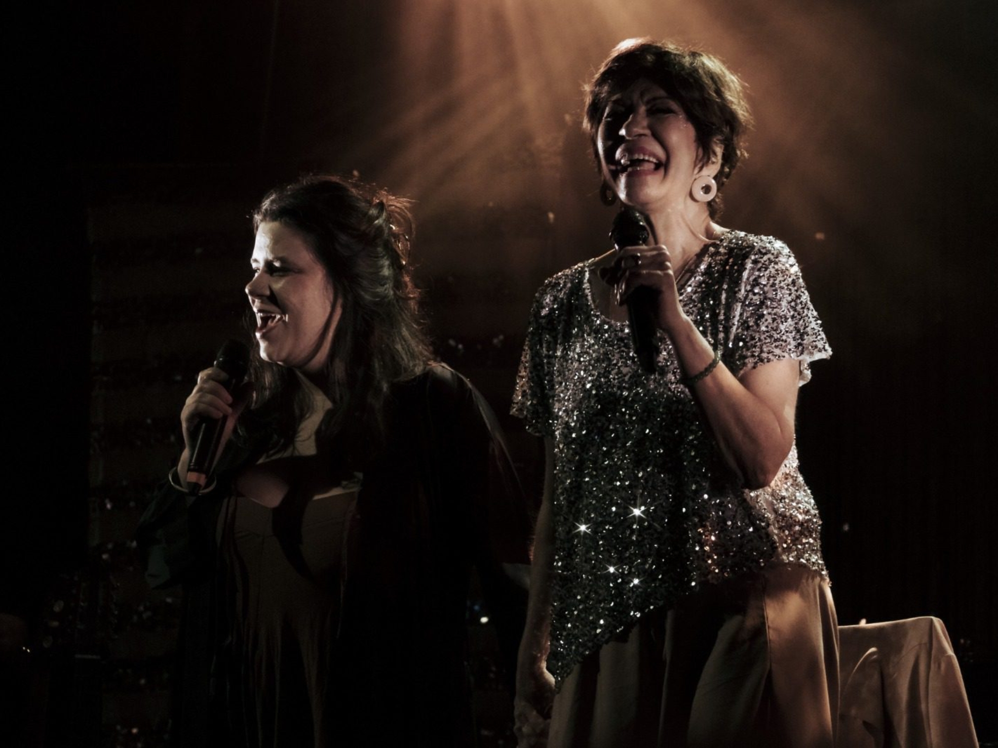 Sandra Pêra sobe ao palco do Theatro José de Alencar com show em homenagem a Gonzaguinha, ao lado da filha Amora. Foto: Divulgação