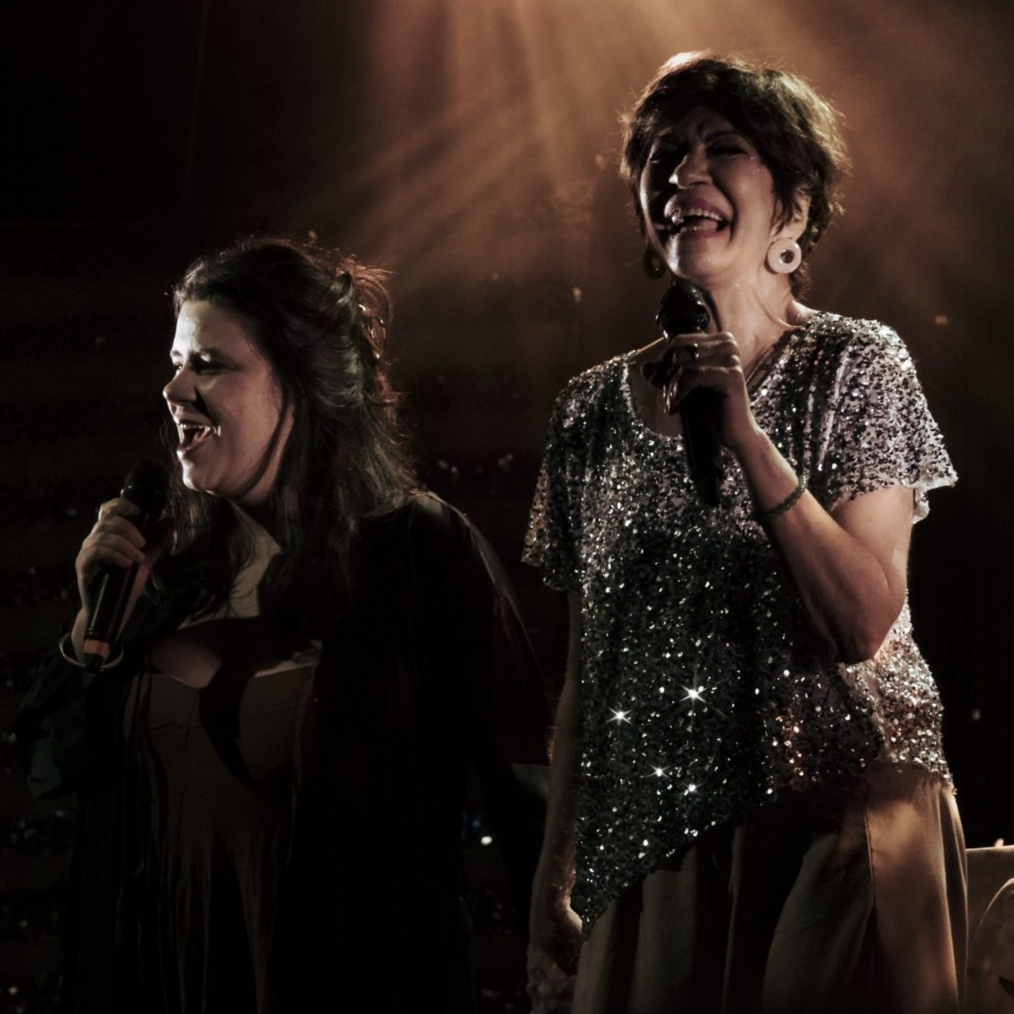 Sandra Pêra sobe ao palco do Theatro José de Alencar com show em homenagem a Gonzaguinha, ao lado da filha Amora. Foto: Divulgação