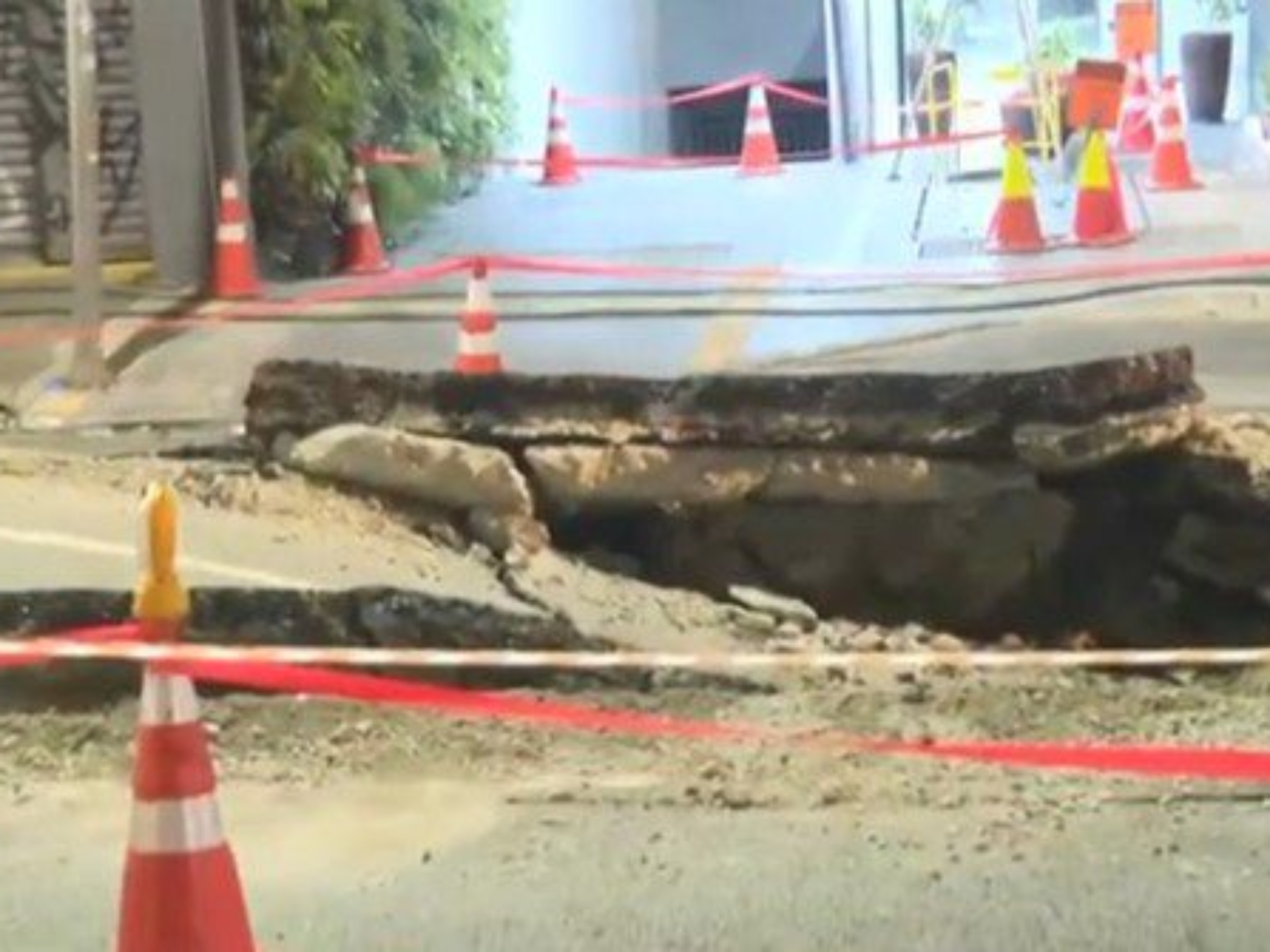 Após explosão no domingo, cratera se abre na Rua da Consolação — Foto: Reprodução/TV Globo