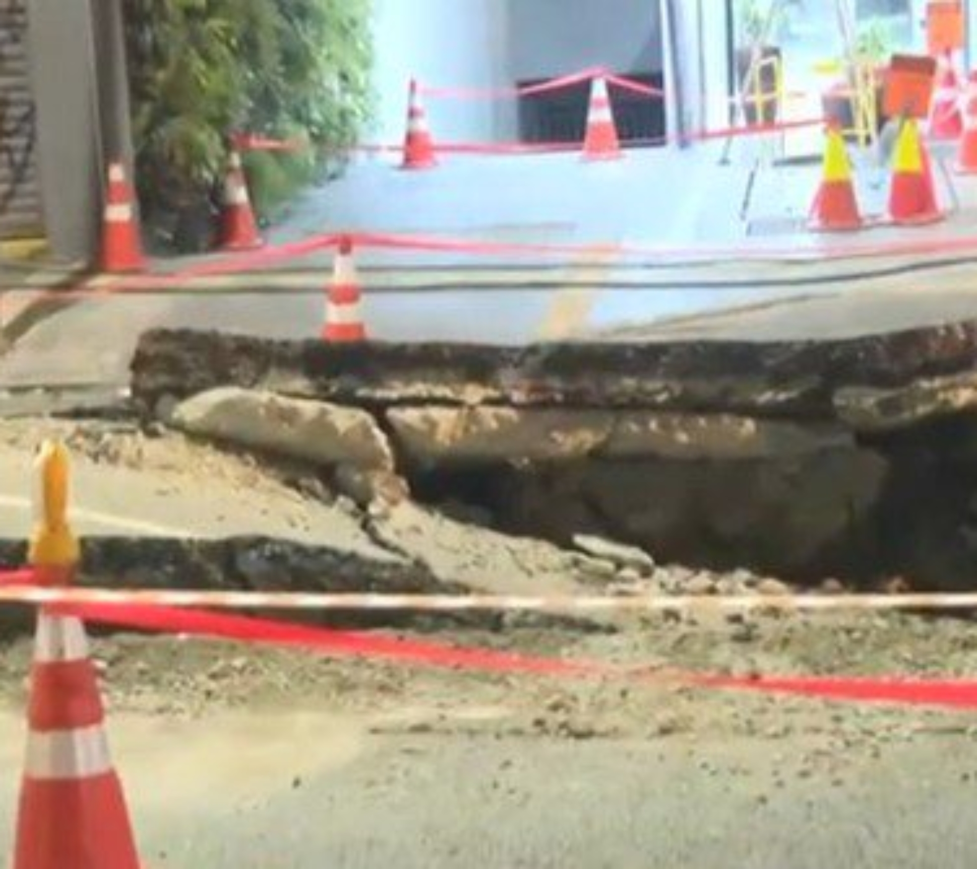Após explosão no domingo, cratera se abre na Rua da Consolação — Foto: Reprodução/TV Globo
