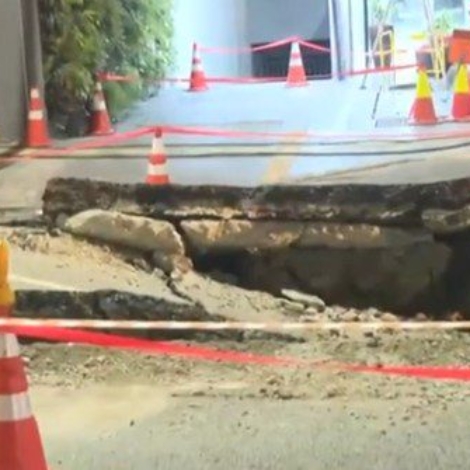 Após explosão no domingo, cratera se abre na Rua da Consolação — Foto: Reprodução/TV Globo