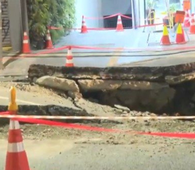 Após explosão no domingo, cratera se abre na Rua da Consolação — Foto: Reprodução/TV Globo