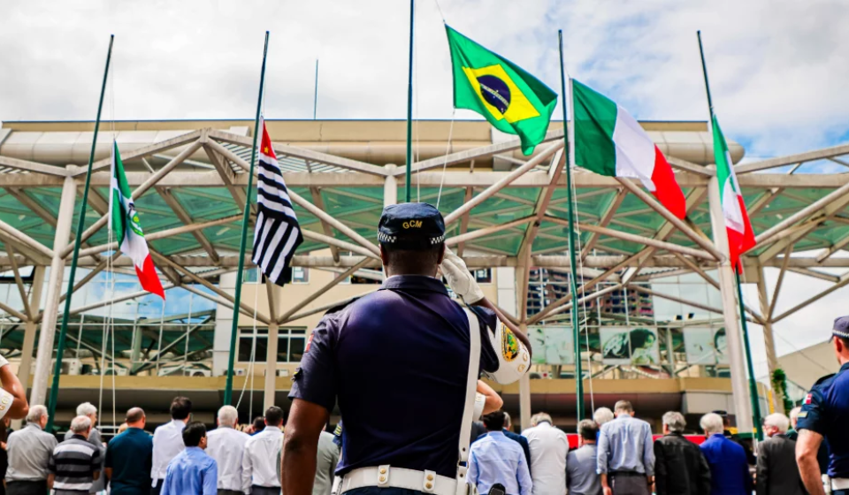 Autoridades, servidores e representantes da sociedade civil participam da 443ª edição do Programa Nossa História, realizada em frente ao Osasco Plaza Shopping, com ato cívico e celebração da geminação entre Osasco (Brasil) e Osasco (Itália). Imagem: Fernanda Cazarini