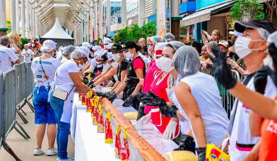 População prestigia a montagem do cachorro-quente gigante de 64 metros no Calçadão da Rua Antônio Agú, durante as comemorações dos 64 anos de Osasco. Foto: Fernanda Cazarini