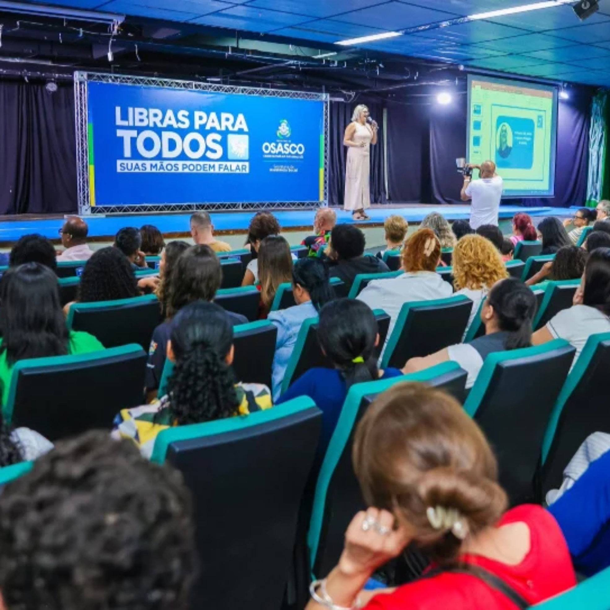 Alunos celebram a formatura do curso de Libras em Osasco, iniciativa que amplia a inclusão e facilita a comunicação com a comunidade surda. Fotos: Jonathan Augusto🤟📚
