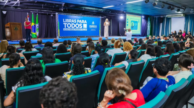 Alunos celebram a formatura do curso de Libras em Osasco, iniciativa que amplia a inclusão e facilita a comunicação com a comunidade surda. Fotos: Jonathan Augusto🤟📚