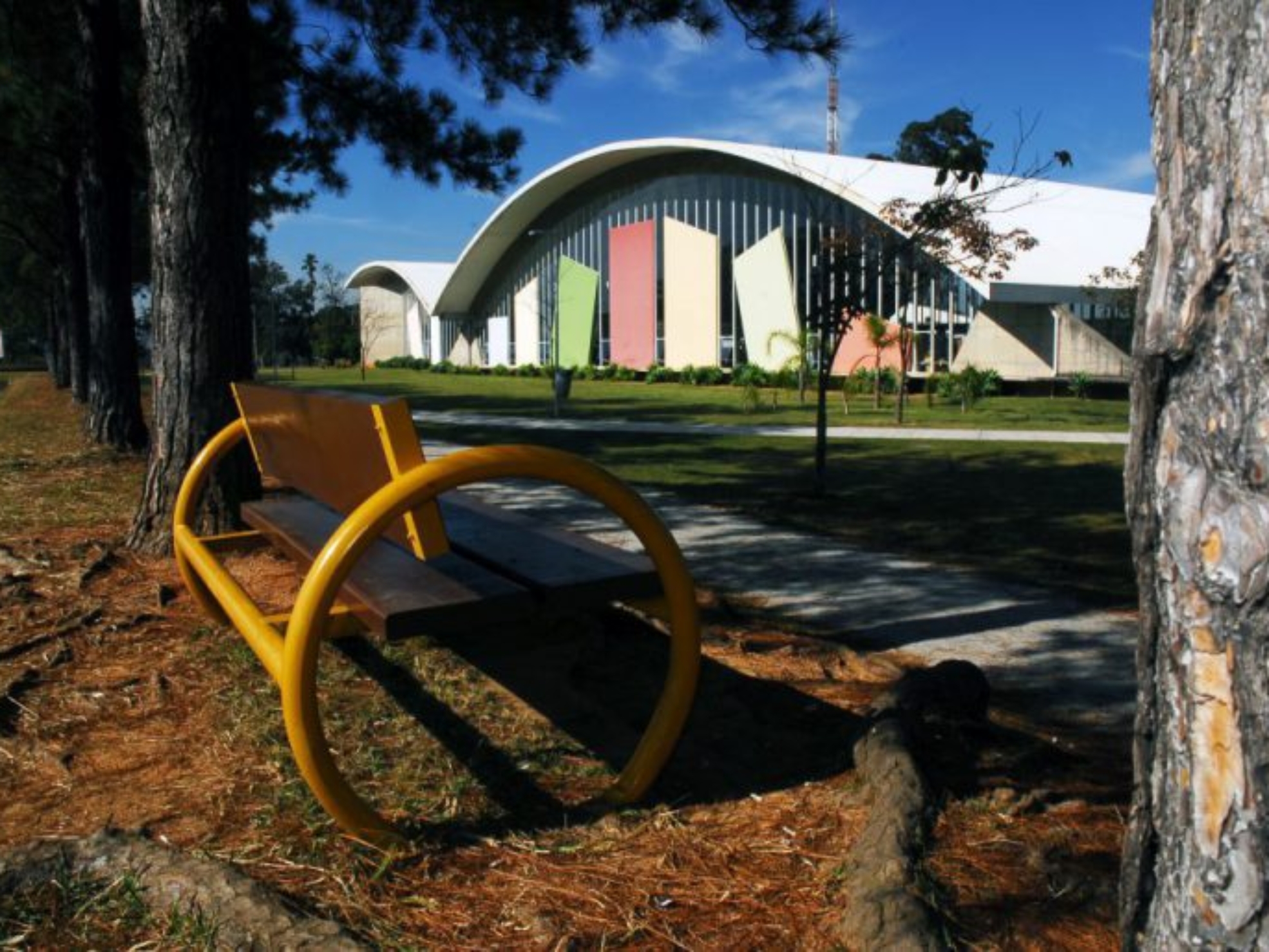 Sessão gratuita do filme Frankenweenie acontece nesta sexta-feira 13 na Biblioteca Municipal de Sorocaba. Foto: Prefeitura De Sorocaba 🎬👻📚