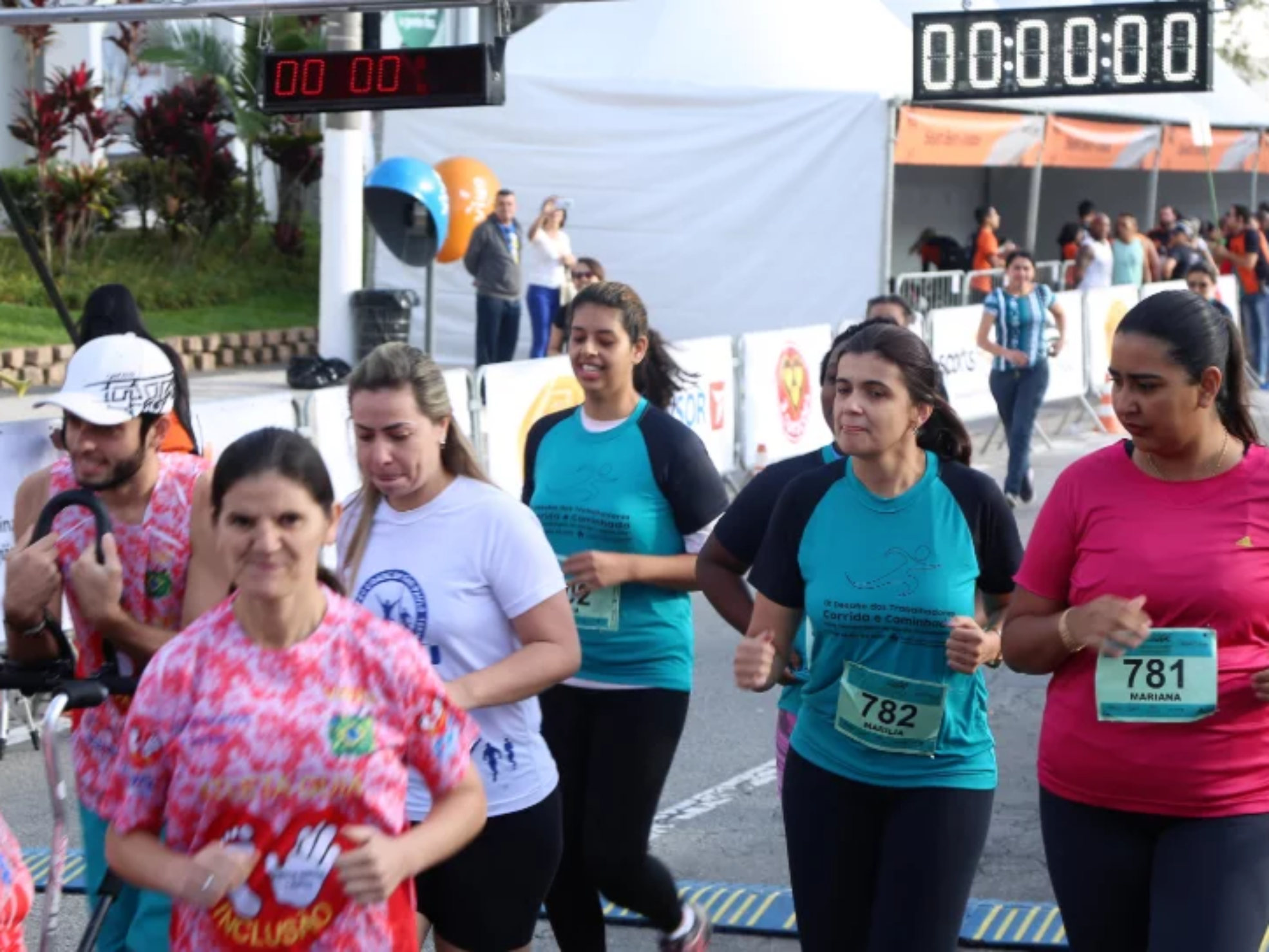 Participantes da Corrida das Mulheres se preparam para a largada em frente ao Paço Municipal de Osasco, evento que celebra o Dia Internacional da Mulher e reúne atletas e caminhantes. Foto: Divulgação