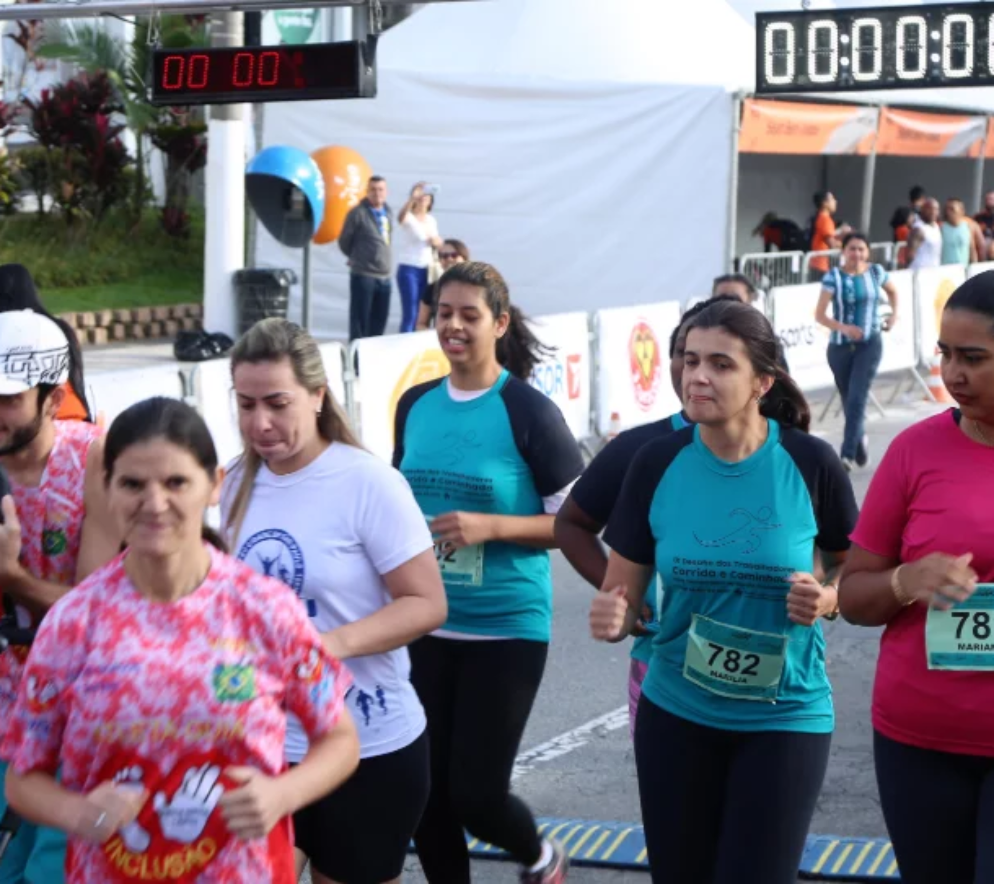 Participantes da Corrida das Mulheres se preparam para a largada em frente ao Paço Municipal de Osasco, evento que celebra o Dia Internacional da Mulher e reúne atletas e caminhantes. Foto: Divulgação