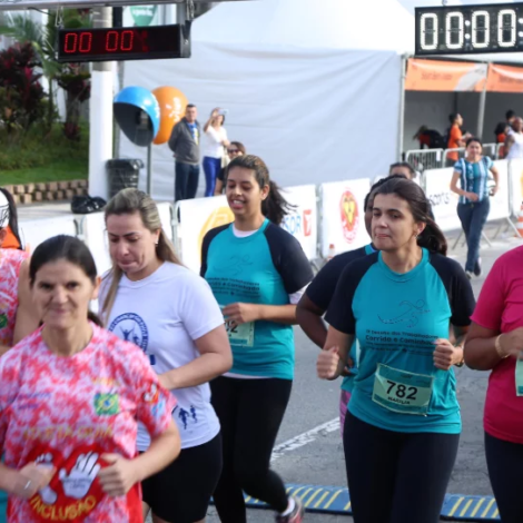 Participantes da Corrida das Mulheres se preparam para a largada em frente ao Paço Municipal de Osasco, evento que celebra o Dia Internacional da Mulher e reúne atletas e caminhantes. Foto: Divulgação
