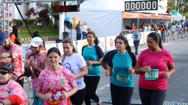 Participantes da Corrida das Mulheres se preparam para a largada em frente ao Paço Municipal de Osasco, evento que celebra o Dia Internacional da Mulher e reúne atletas e caminhantes. Foto: Divulgação