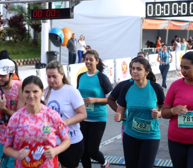 Participantes da Corrida das Mulheres se preparam para a largada em frente ao Paço Municipal de Osasco, evento que celebra o Dia Internacional da Mulher e reúne atletas e caminhantes. Foto: Divulgação