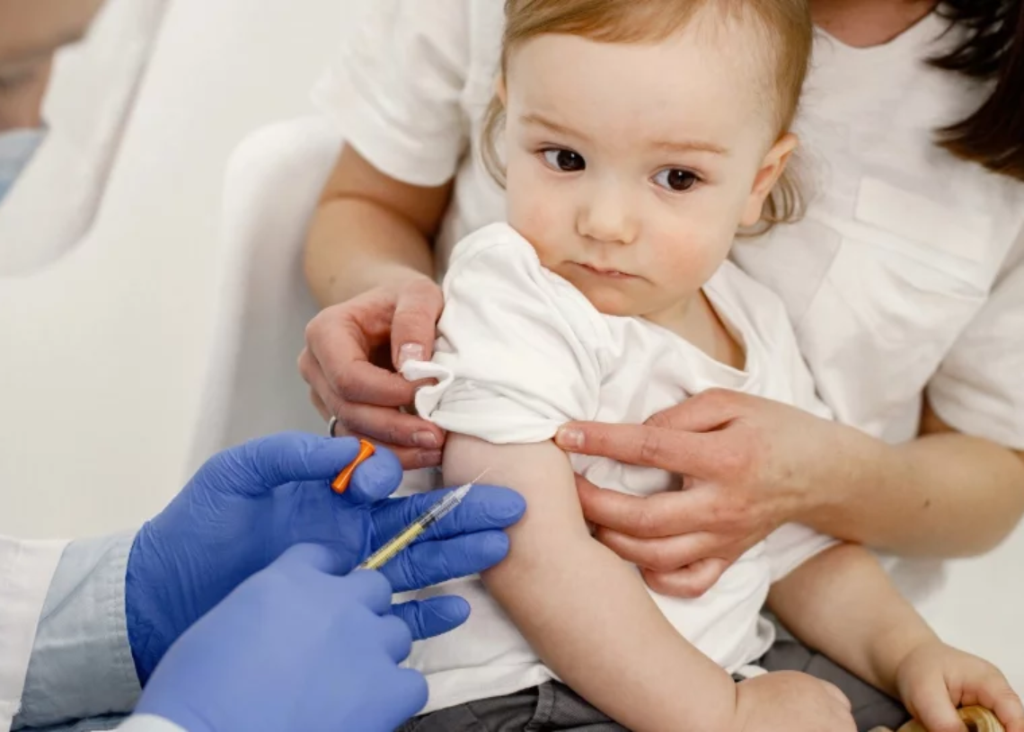 Profissionais de saúde realizam vacinação contra a gripe durante campanha em unidades de Osasco. Fotos: Divulgação