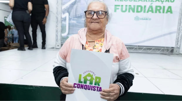 Moradores do Jardim Vicentina recebem títulos de regularização fundiária durante cerimônia promovida pela Prefeitura de Osasco.
Crédito: Justino Alencar / Prefeitura de Osasco