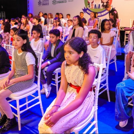 Alunos da rede municipal tomam posse como autoridades mirins em cerimônia no Teatro Municipal de Osasco.

Fotos: Jonathan Augusto