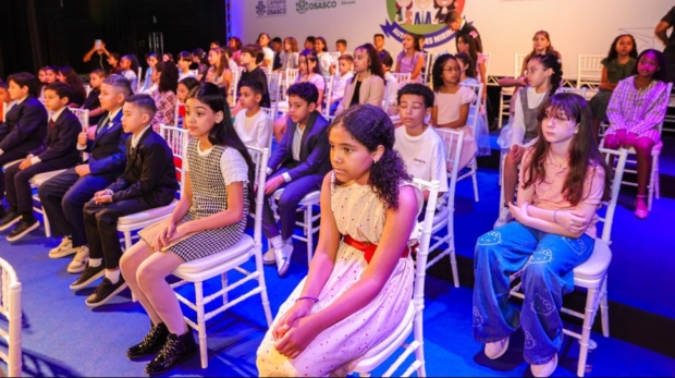 Alunos da rede municipal tomam posse como autoridades mirins em cerimônia no Teatro Municipal de Osasco.

Fotos: Jonathan Augusto