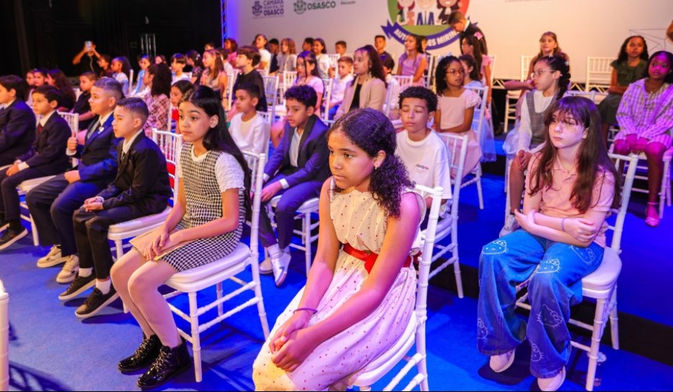 Alunos da rede municipal tomam posse como autoridades mirins em cerimônia no Teatro Municipal de Osasco.

Fotos: Jonathan Augusto