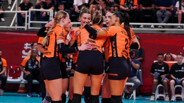 Atletas do Osasco Voleibol Clube durante partida da semifinal da Superliga Brasileira de Voleibol; equipe decide a vaga na final contra o Gerdau Minas nesta sexta-feira (24), em Belo Horizonte.

Crédito:
Divulgação/Osasco Voleibol Clube – Carol Fotografia