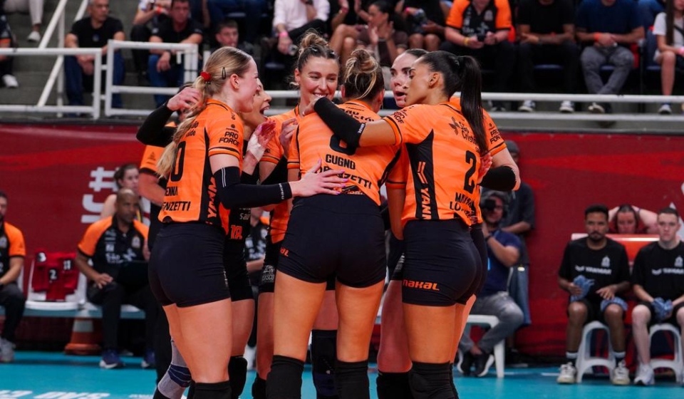 Atletas do Osasco Voleibol Clube durante partida da semifinal da Superliga Brasileira de Voleibol; equipe decide a vaga na final contra o Gerdau Minas nesta sexta-feira (24), em Belo Horizonte.

Crédito:
Divulgação/Osasco Voleibol Clube – Carol Fotografia