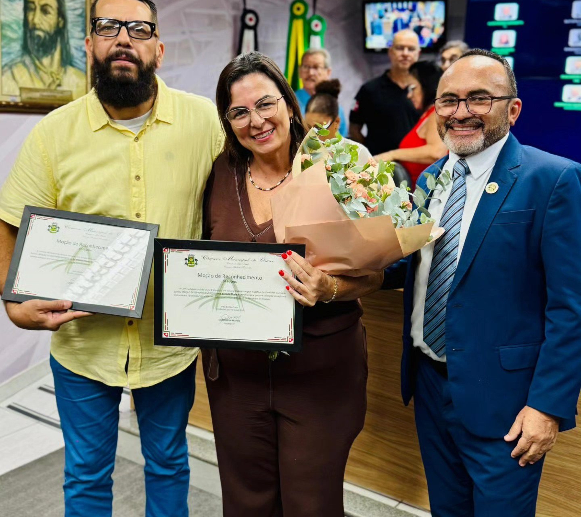 O gestor Marcos Paulo Machado e a médica Luciana Maria Nunes Ferreira recebem reconhecimento ao lado do vereador Carmônio Bastos pela atuação humanizada na saúde pública de Osasco. Foto: Câmara De Osasco