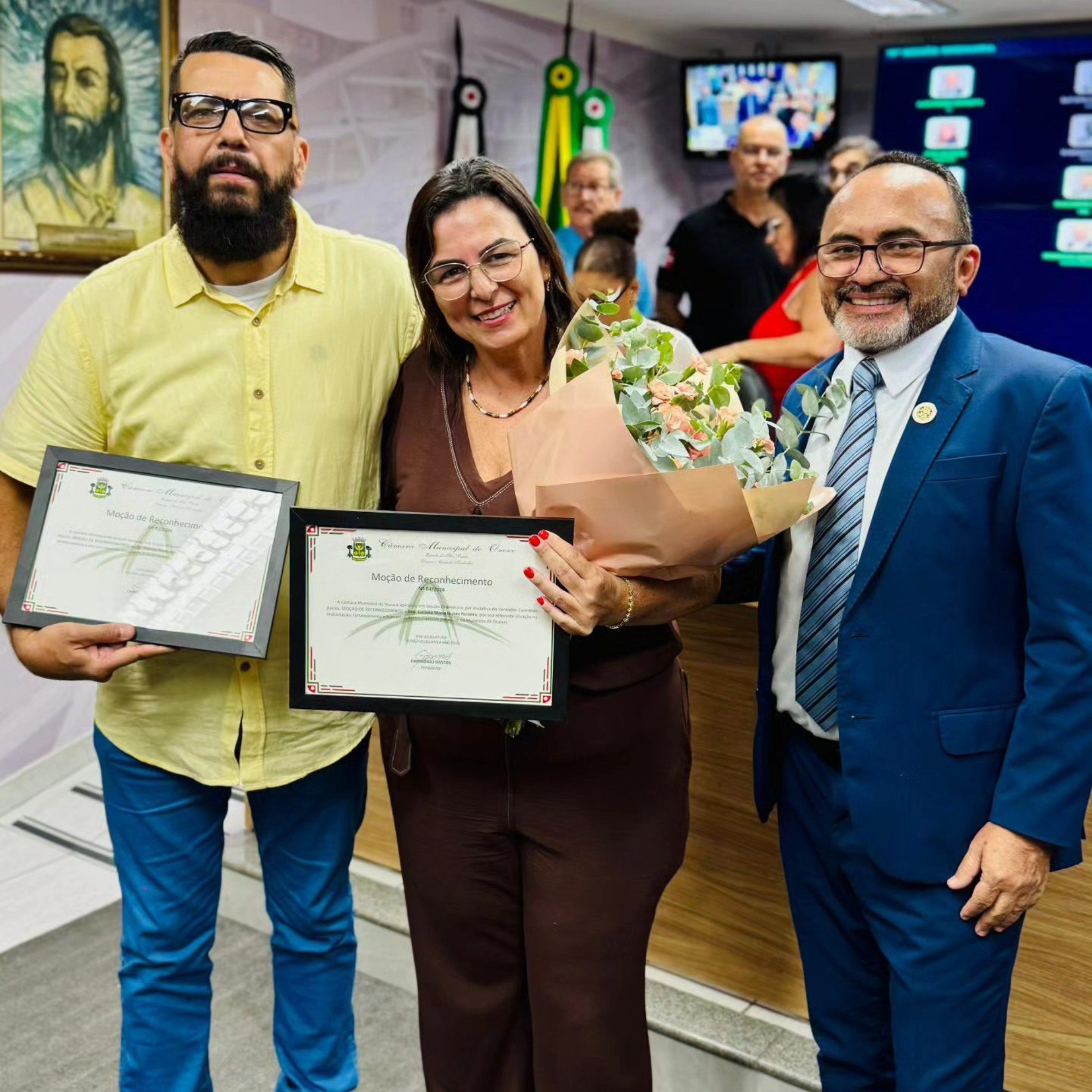 O gestor Marcos Paulo Machado e a médica Luciana Maria Nunes Ferreira recebem reconhecimento ao lado do vereador Carmônio Bastos pela atuação humanizada na saúde pública de Osasco. Foto: Câmara De Osasco
