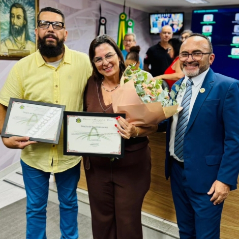 O gestor Marcos Paulo Machado e a médica Luciana Maria Nunes Ferreira recebem reconhecimento ao lado do vereador Carmônio Bastos pela atuação humanizada na saúde pública de Osasco. Foto: Câmara De Osasco